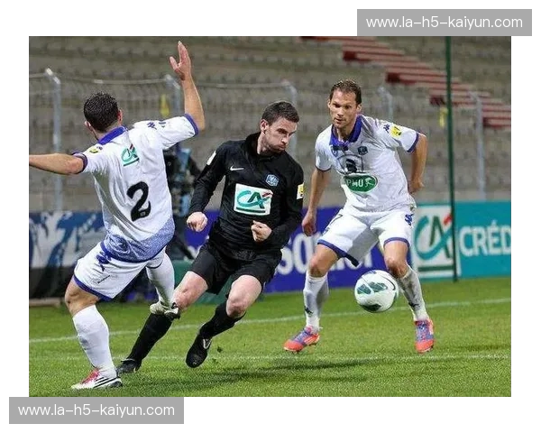 当海风遇见绿茵：布雷斯特与图尔的足球情缘，一场关于坚持与梦想的逐鹿